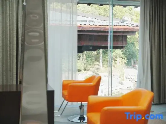 Slender West Lake Hot Spring Resort