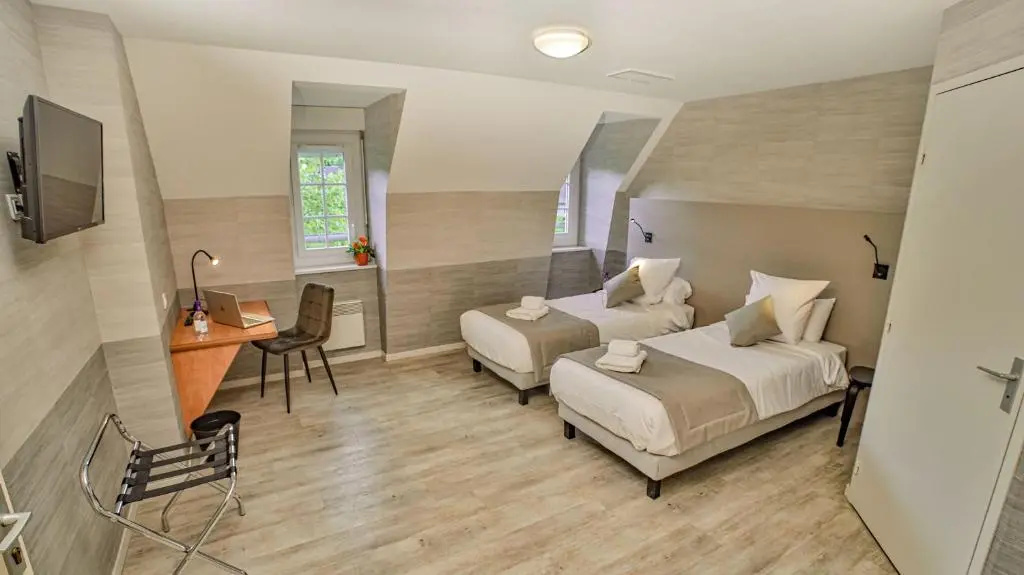 LOGIS HOTEL LHÔTEL DES BAINS - Salles-la-Source