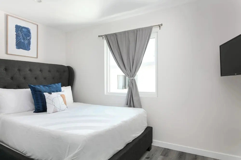 Chic City Apt Near Americana Glendale