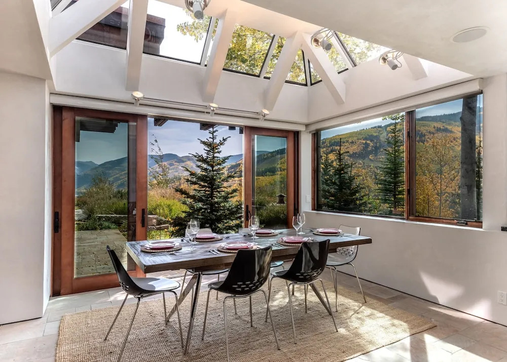 Cliffside Stunning, Luxury 4 BR Min to Skiing!