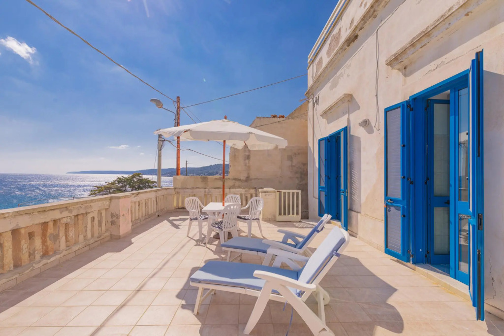 Holiday home with sea view in Castro, on the Adria-Marinè