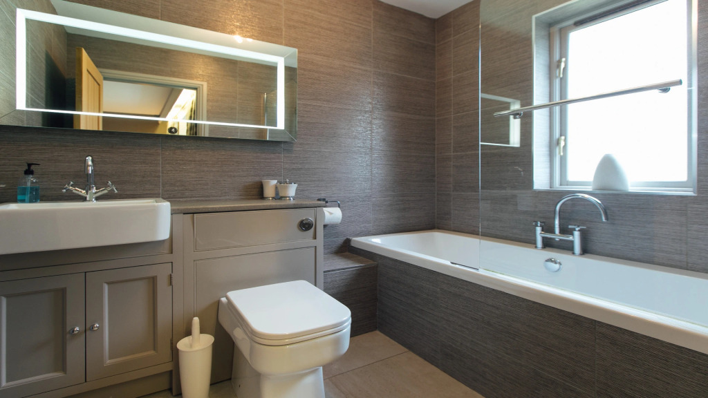 Oaktree Lodge - Luxury Cottage, Hot Tub, Sea Views