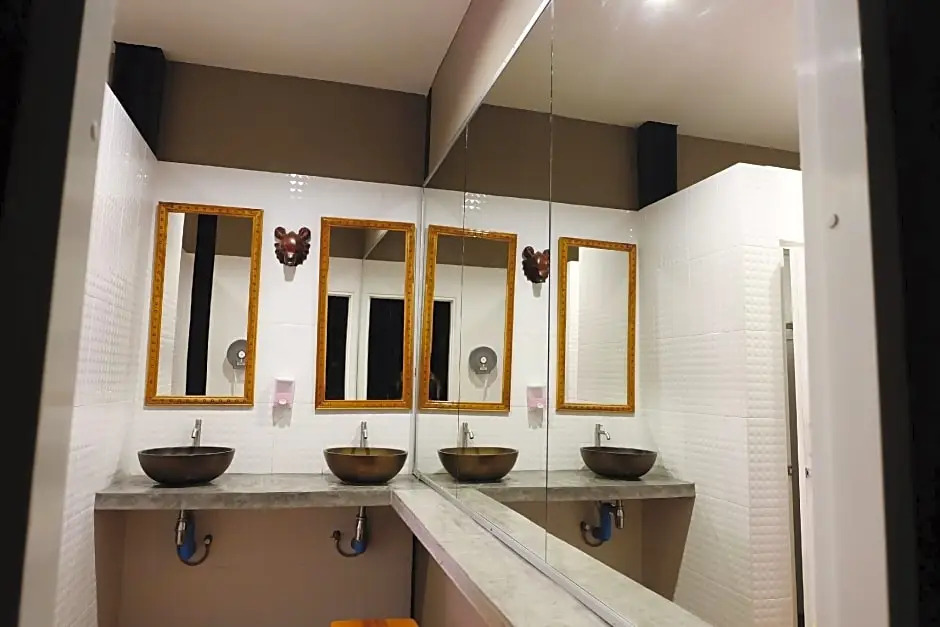 Bloom Cafe & Hostel