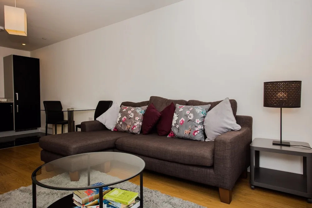 Stunning 2 Bed Home + Balcony Overlooking Thames