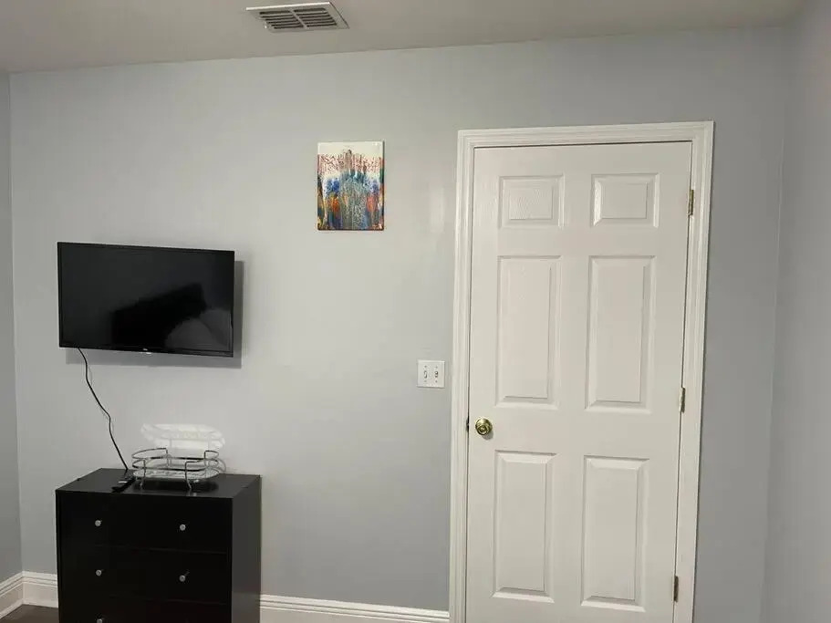 Cheerful 3-bedrooms with free parking on premises