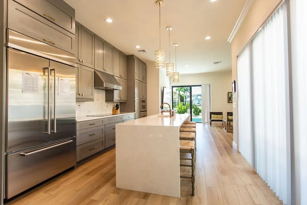 Sorrento Luxury Vacation Home: Expansive 5-Bedroom, 4.5-Bath Retreat with Private Pool, Hot Tub, and Pet-Friendly Accommodations – Just a Short Walk from Stunning Vanderbilt Beach