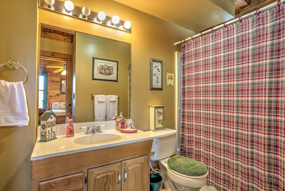 Serene Cabin in the Smokies w/ 2 Decks & Hot Tub!