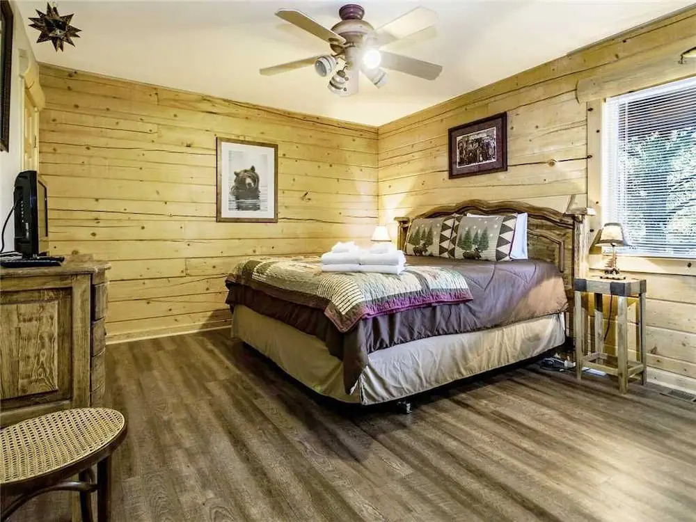 Log Heaven - Three Bedroom Cabin with Hot Tub