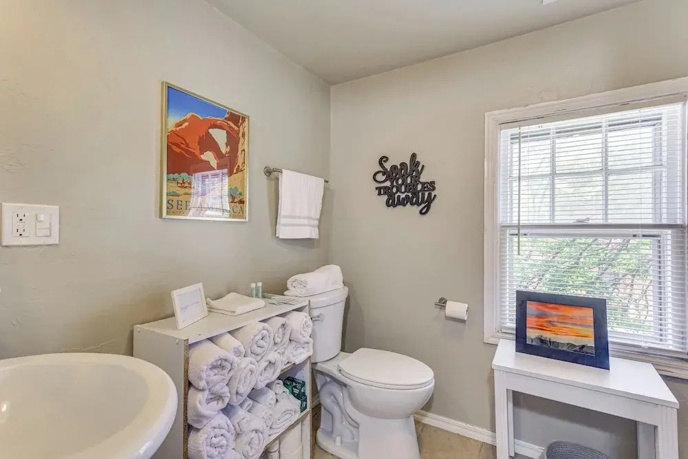 3 Mi to Dtwn Okc: Pet-friendly Paseo Gem!