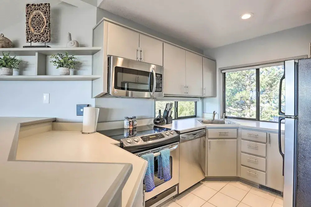 Hiking Trail & Hot Tub Access: Bend Condo w/ Deck