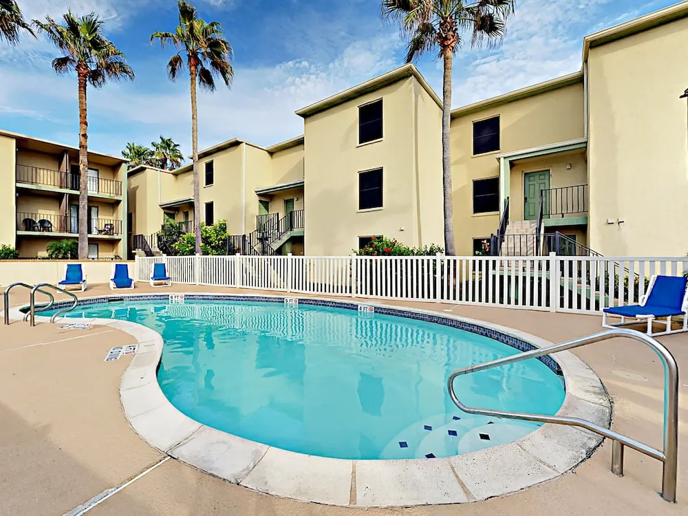 104 East Parade Condo Unit 17 - 2 Br condo by RedAwning