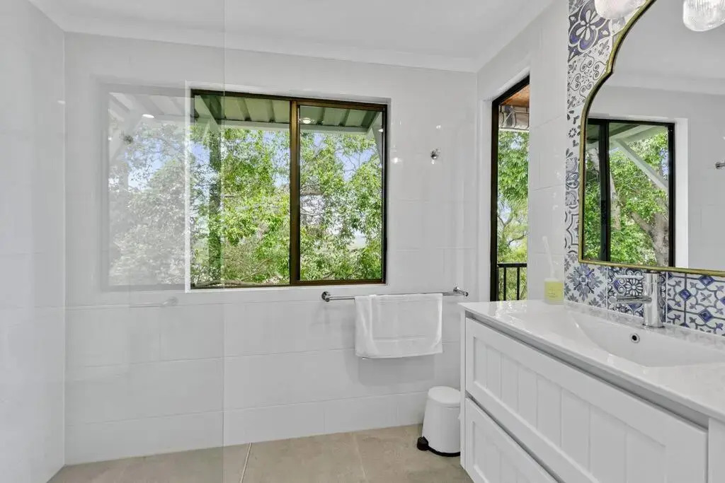 Yarabin - Luxury 6 Bedroom Home With Ocean Views