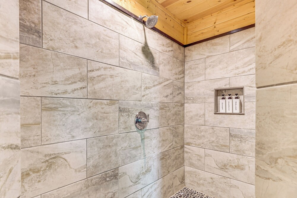 Cabin w/ Hot Tub & Deck: 5 Mi to Broken Bow Lake