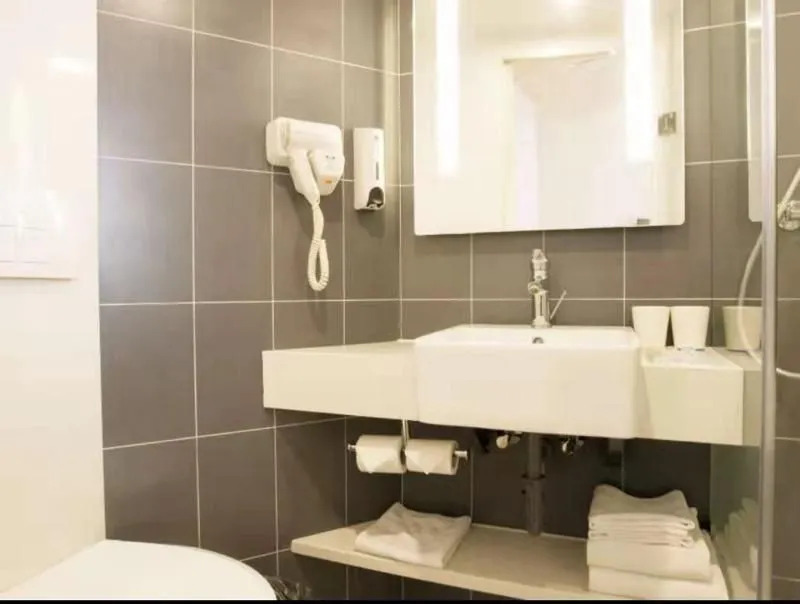 Hanting Hotel(South of Railway Station You'anmen B