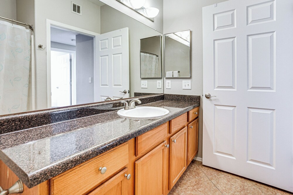 Quiet Phoenix Condo Near Westgate & Hiking Areas
