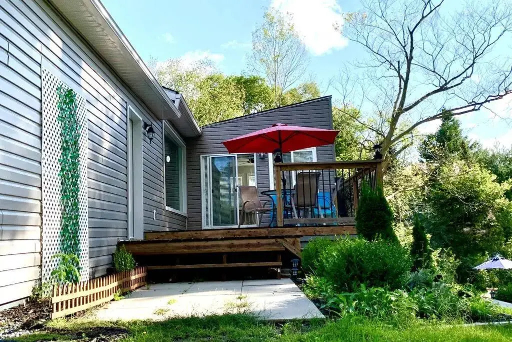 Waterfront 3-bedroom cottage with great view