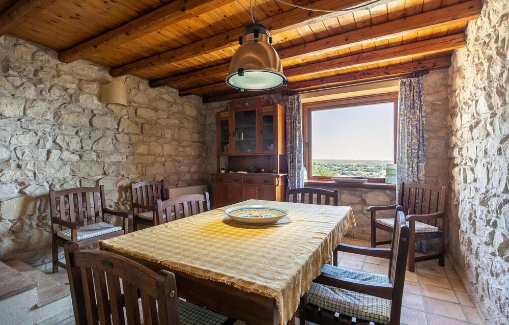 Awesome Home in Ragusa With 5 Bedrooms, Wifi and Private Swimming Pool