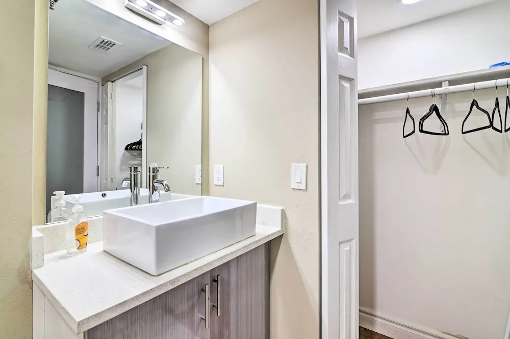Waterfront Condo: Resort Pool, Tennis & Beach