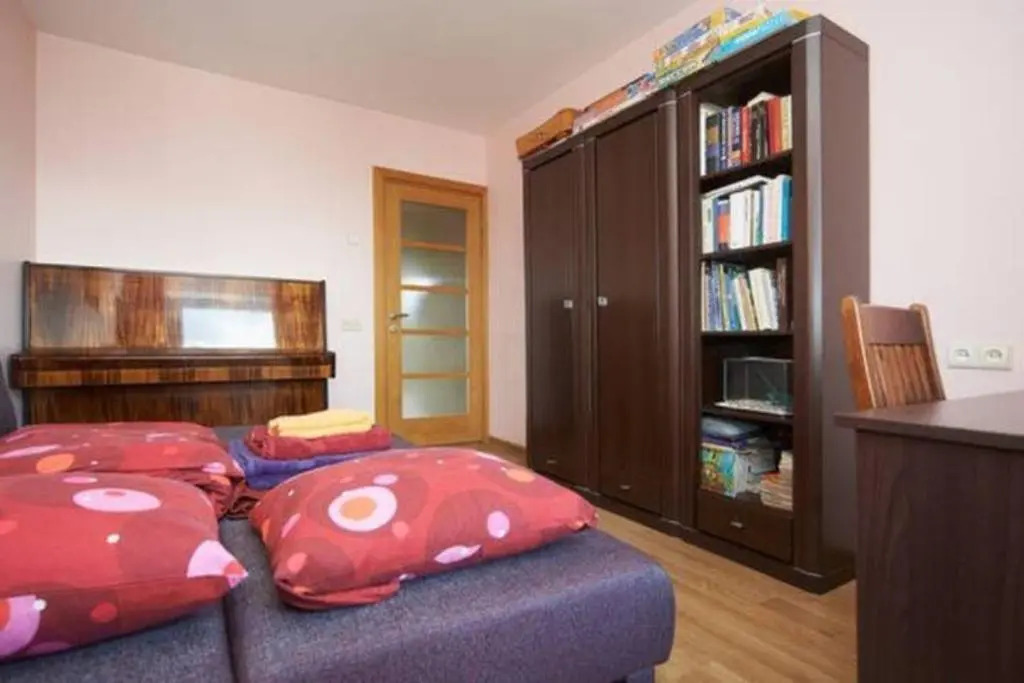 Nice private room in a three room apartment Free parking Feel like at home