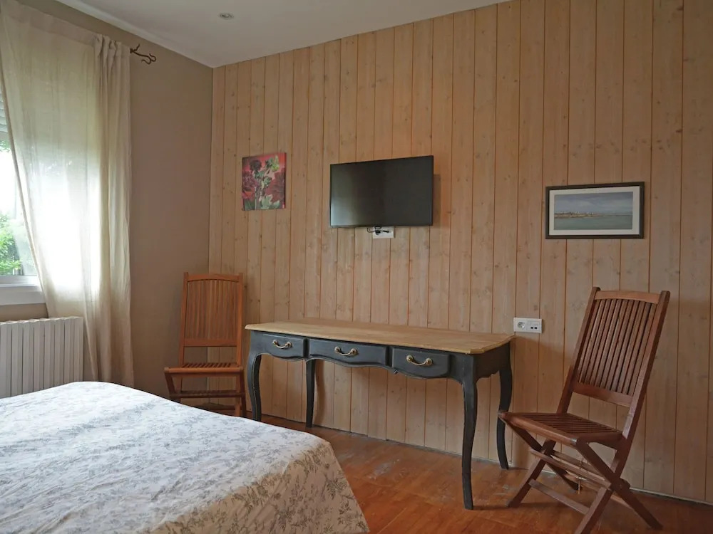 Single storey cottage with view on the Medieval city