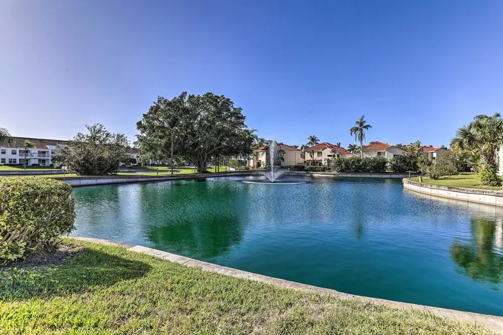 Sunlit St Petersburg Condo w/ Community Pool