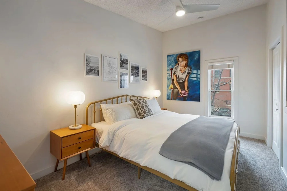 Pine Street Loft – Steps from Old Town Square!