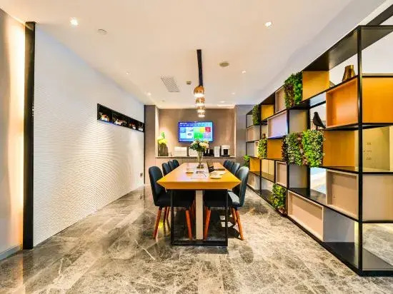 Homeinn Selected Hotel (Wuhan Wushang Mengshidai Baotong Temple)