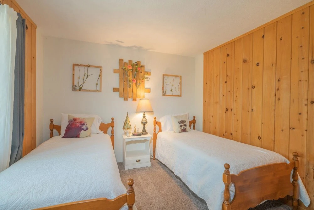 Nottingham's Nook - Tucked Away On A Quiet And Serene Lot Amongst The Trees! 2 Bedroom Home