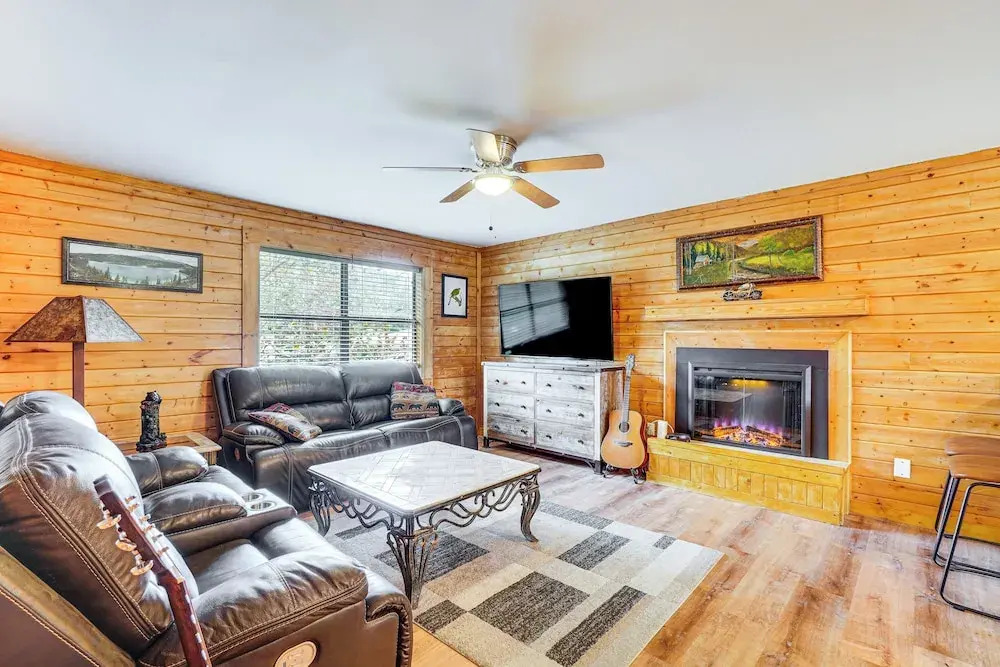 Sevierville Home w/ Hot Tub: 3 Mi to Natl Park