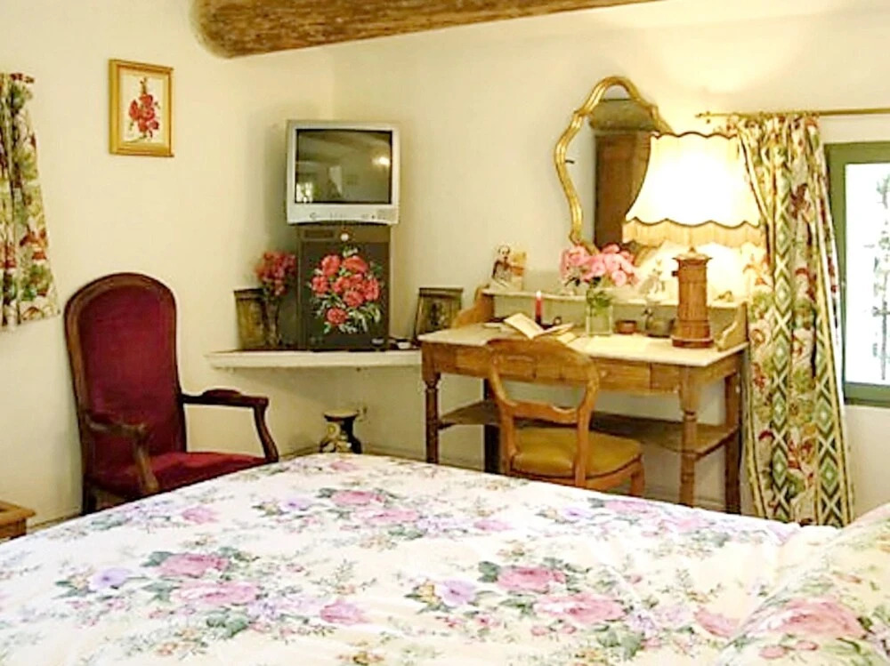 House With 6 Bedrooms in Vaugines, With Private Pool, Furnished Garden
