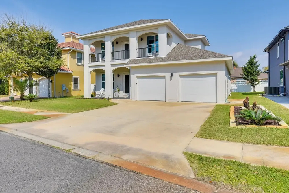 Miramar Beach Getaway w/ Pool Access & Fireplace