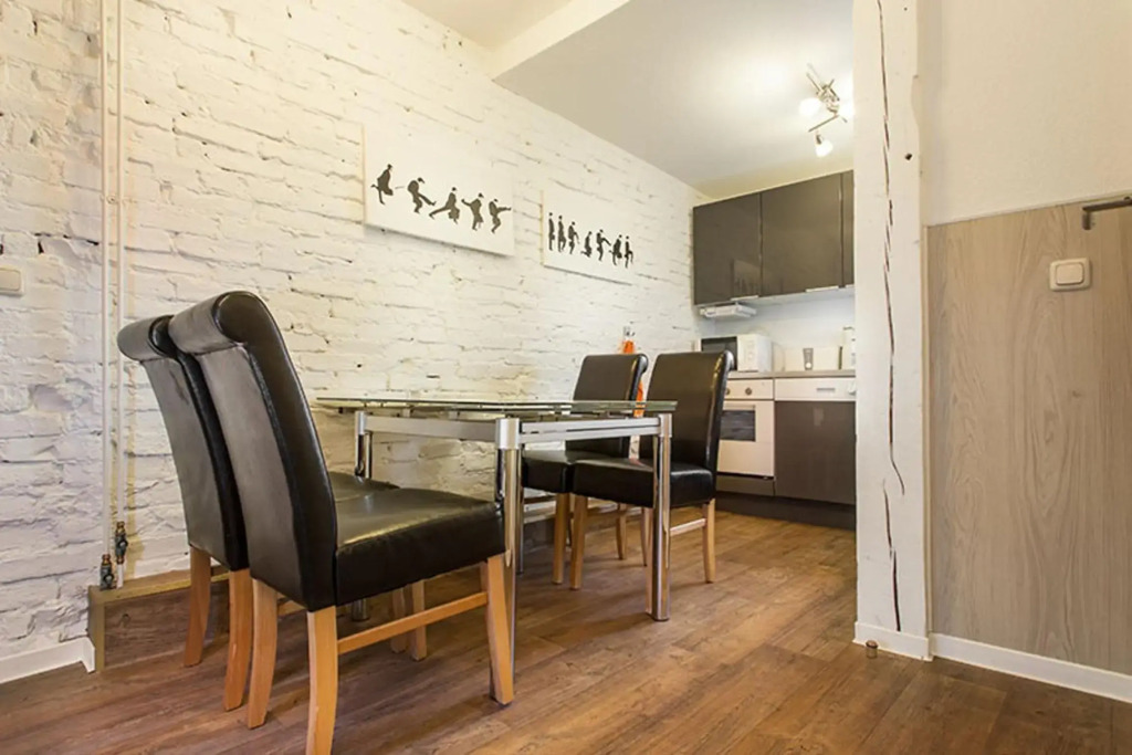 H& Apartment im Herzen der Stadt Nr.17-Karl mit Küche, Wohnzimmer und Esstisch