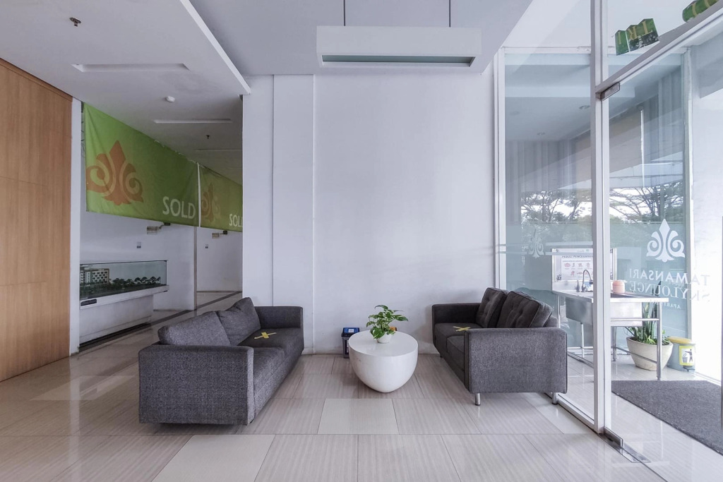 RedDoorz Apartment @ Skylounge Tamansari