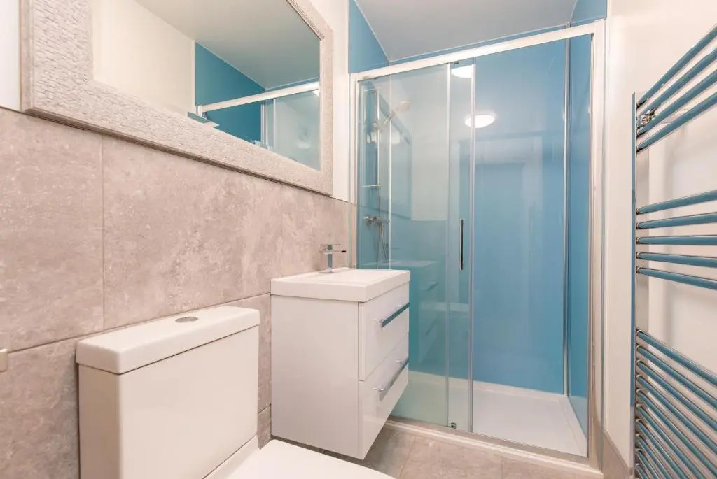 415 Lovely and Central 2 Bedroom Apartment With Secure Parking