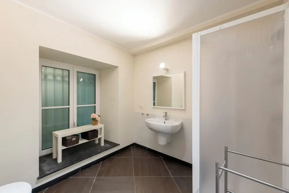 Beautiful Flat Next To Aquarium