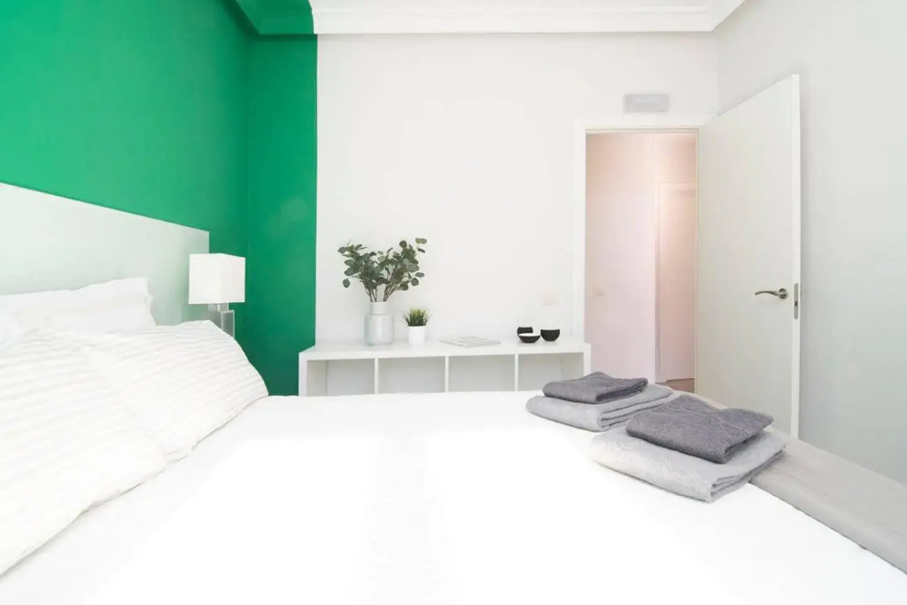 Sunny Apartment at the foot of Royal Palace by Batuecas