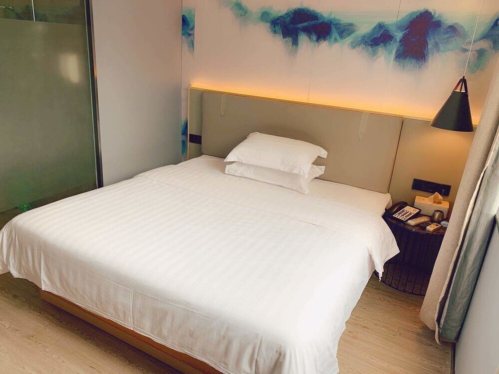 Life Hotel (Ouzhuang Metro Station)