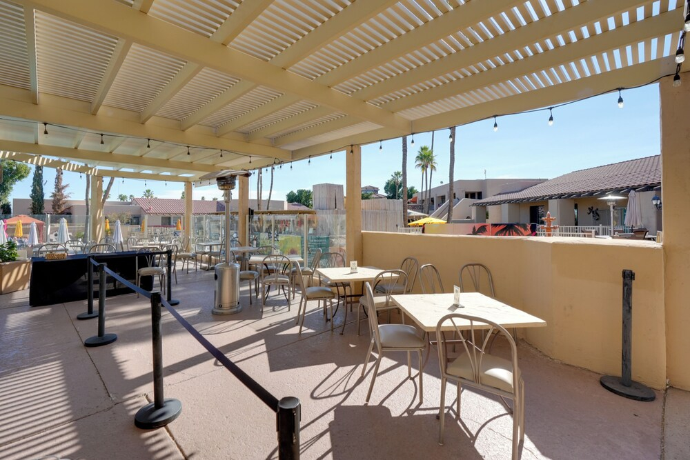 5 Mi to Surprise Stadium: Arizona Snowbird Getaway