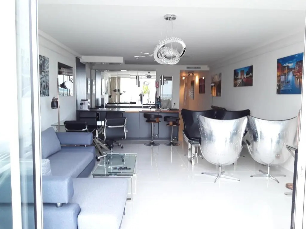 136 A First Line sleeps 6