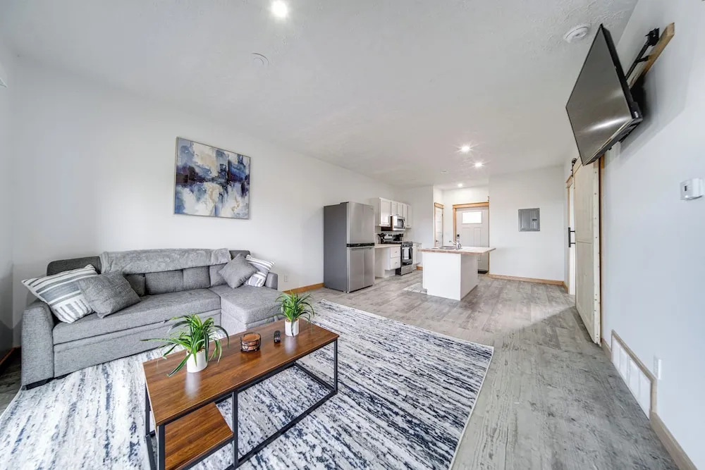 4 Mi to Lake Erie: Condo in Golf Community