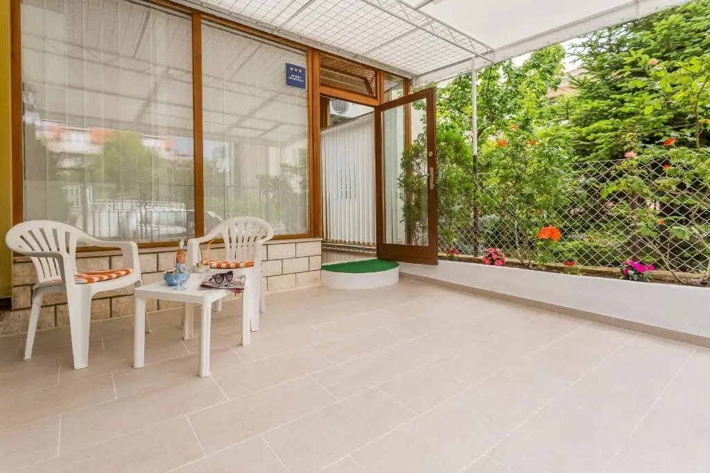 Studio Leon-Sara with shaded patio and garden view