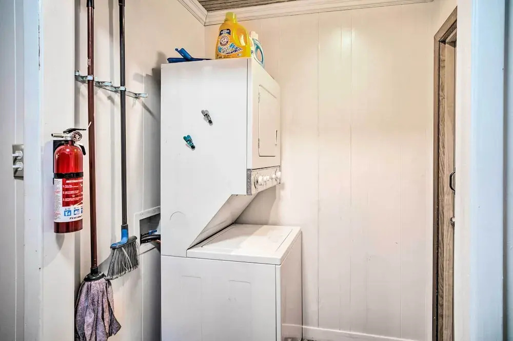 Cozy Lake Charles Studio w/ Golf Course Views