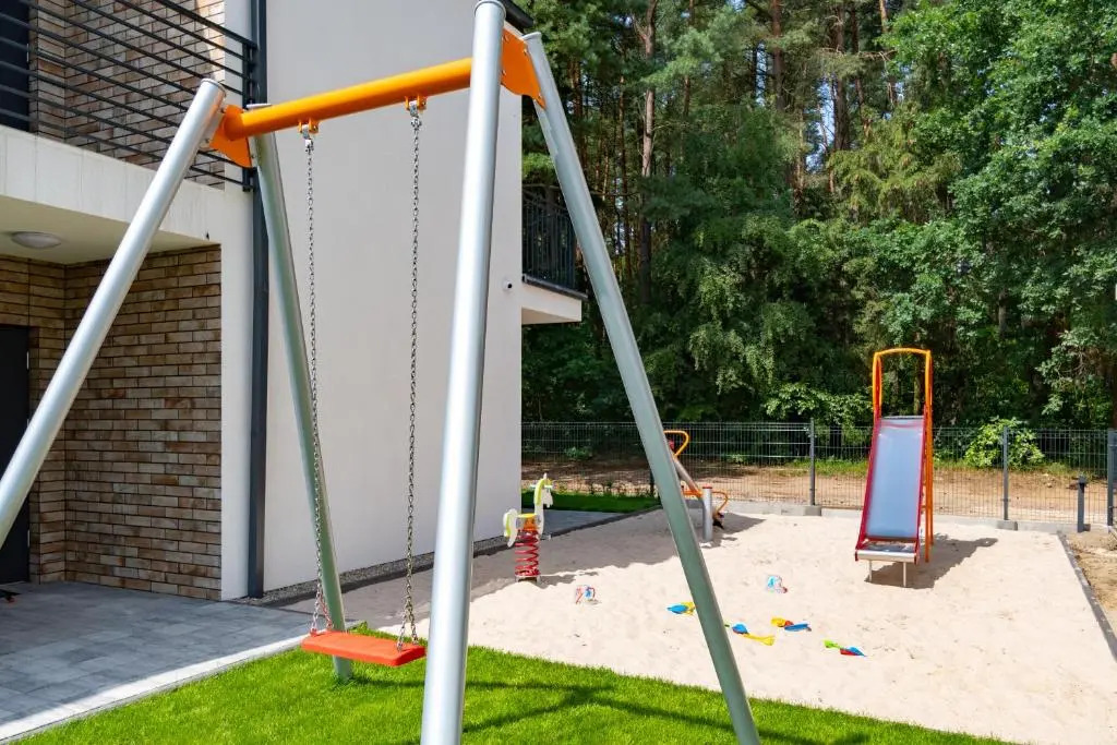W Sam Las by Klif Ustka - Apartament na Parterze z Tarasem, Widokiem na Las i Parkingiem