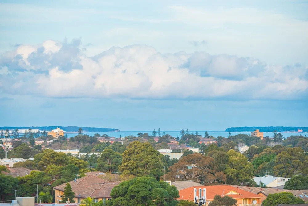 Convenient Rockdale Apartment Next To Station & Beach