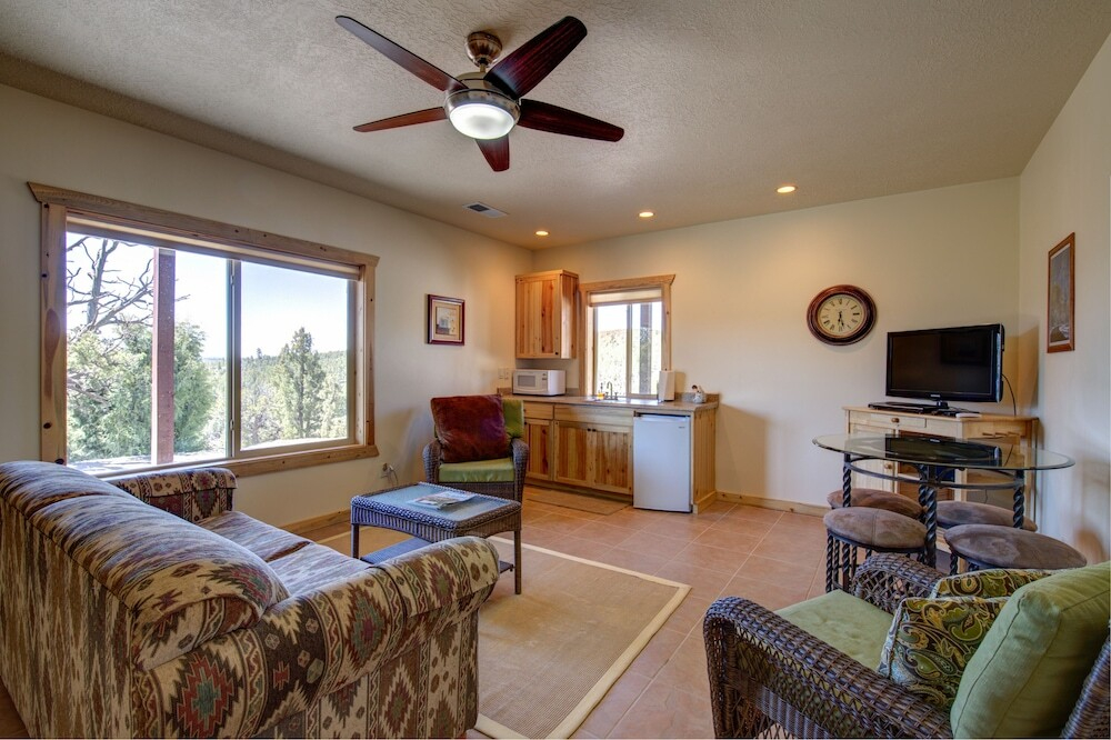 Private Luxurious Ridgetop Hideaway on 9 Acres! Between Bryce & Zion! A\C