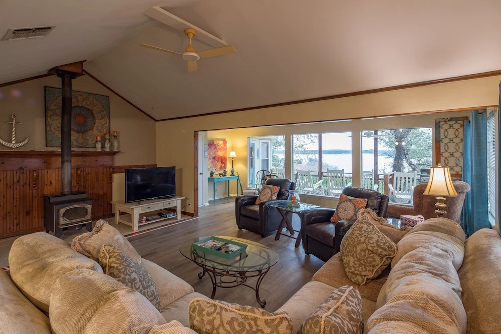 Texas Rose Lodge by RedAwning