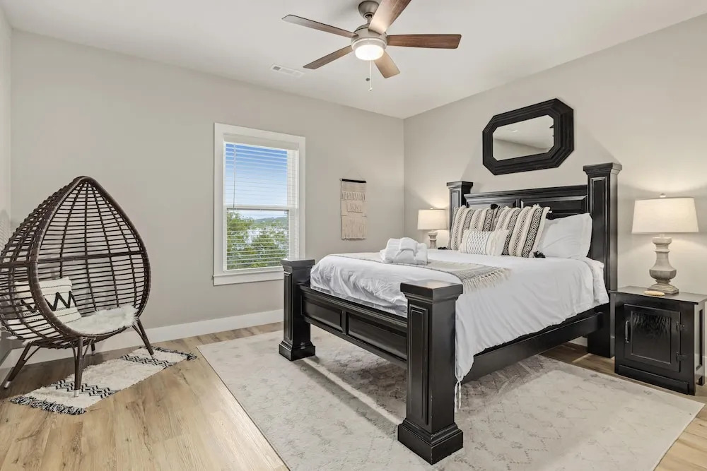 The Dogwood · Luxury Hot Tub· Lake Front Access ·