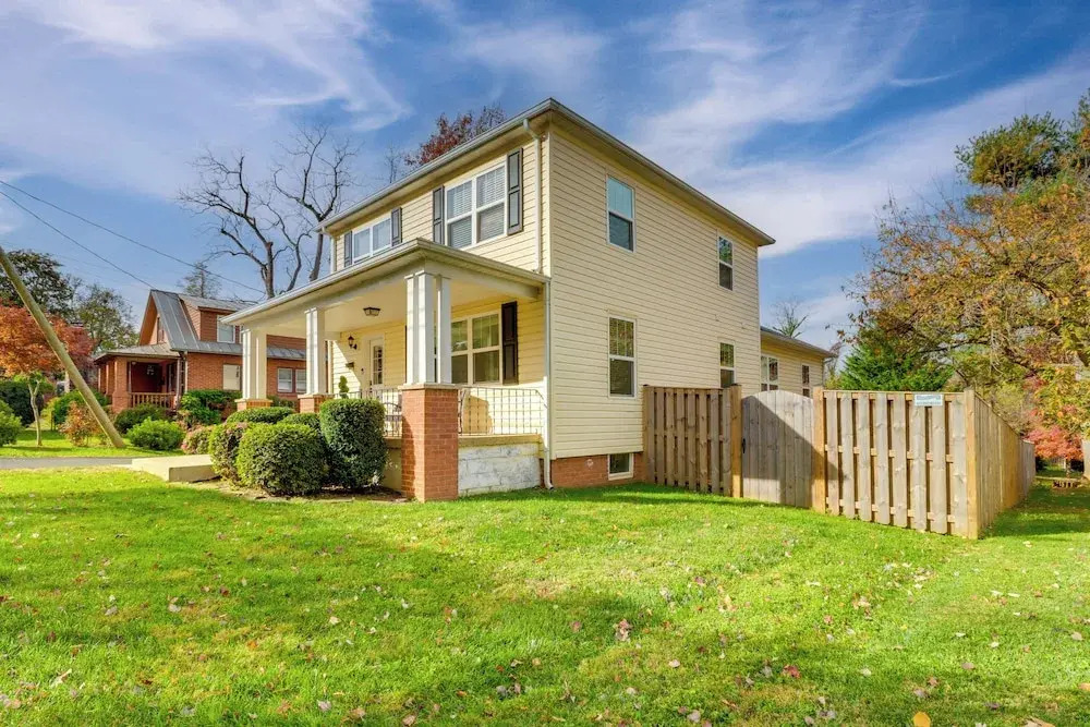Warrenton Gem: Walk to Downtown!