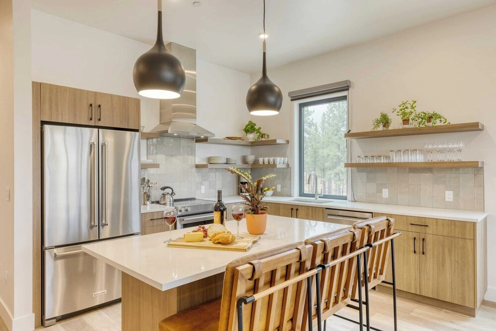 Sleeps 20, 4 Units 10bdr, Hot Tub, Near Old Bend + DT Aerie by Avantstay