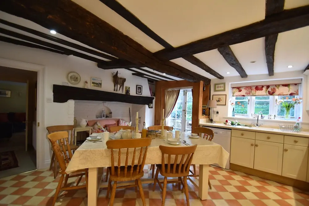 Whitefriars, Rye - central location with parking for 3 cars - large family home